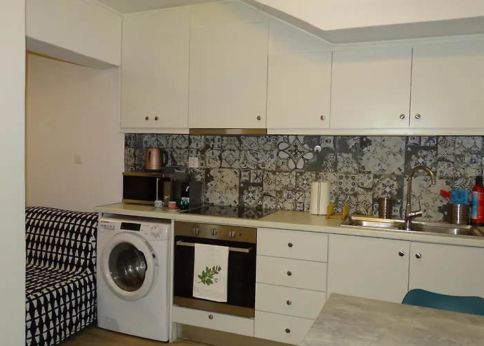 Stylish, Comfortable, Basement Loft-Like Apartment With Amenities